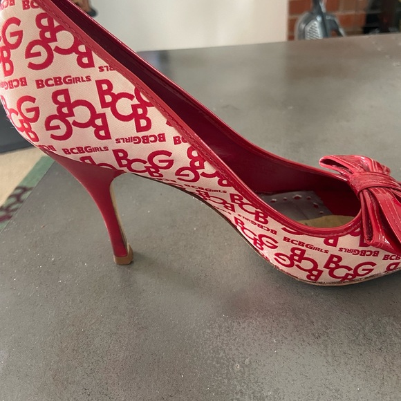 BCBGirls peep toe w/bow pumps. Red and cream. - Picture 4 of 9